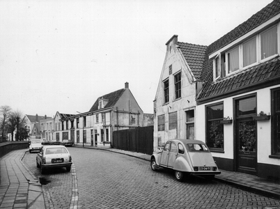 847911 Gezicht op de voorgevels van de deels vervallen panden Dorpsstraat 118 (rechts)-hoger te Nigtevecht.N.B. Ter ...